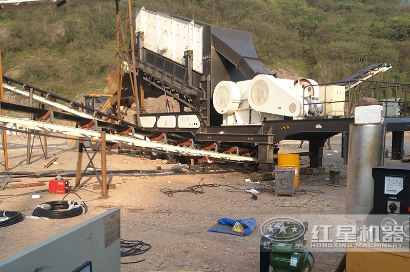 輪胎移動(dòng)顎式破碎站現(xiàn)場(chǎng)